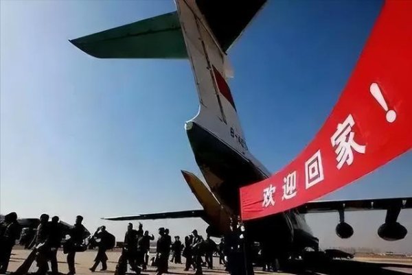 方道配资 中国撤侨现场曝光，让无数网友泪目 祖国强大是最坚实依靠