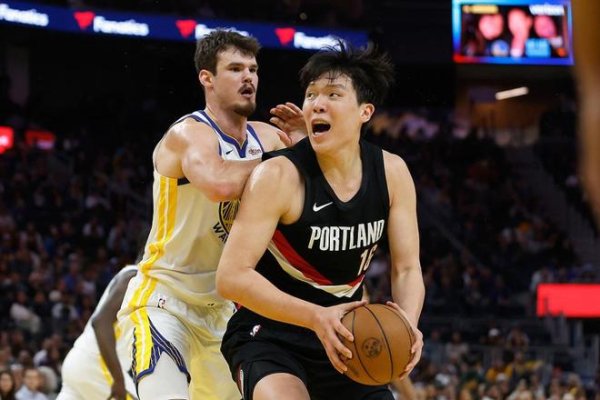 名鼎配资 杨瀚森首秀4分4板1助6犯离场! 勇士21分逆转胜开拓者 库里半场11分