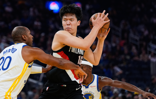 配亿多配资 杨瀚森10分钟0分扎心: 半场1板1助2失误 被追梦绊倒后赶紧起身回防